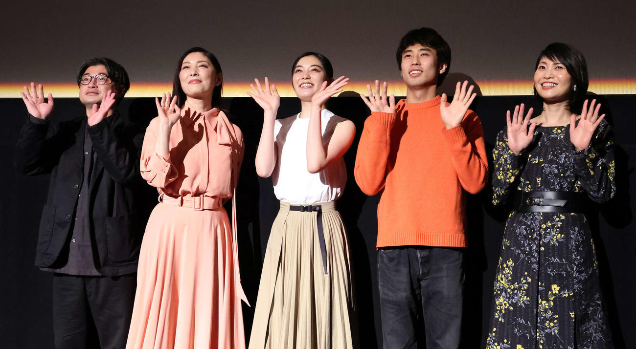 映画「あつい胸さわぎ」の舞台あいさつで観客席に手を振る、左からまつむらしんご監督、常盤貴子、吉田美月喜、佐藤緋美、石原理衣（撮影・丹羽敏通）
