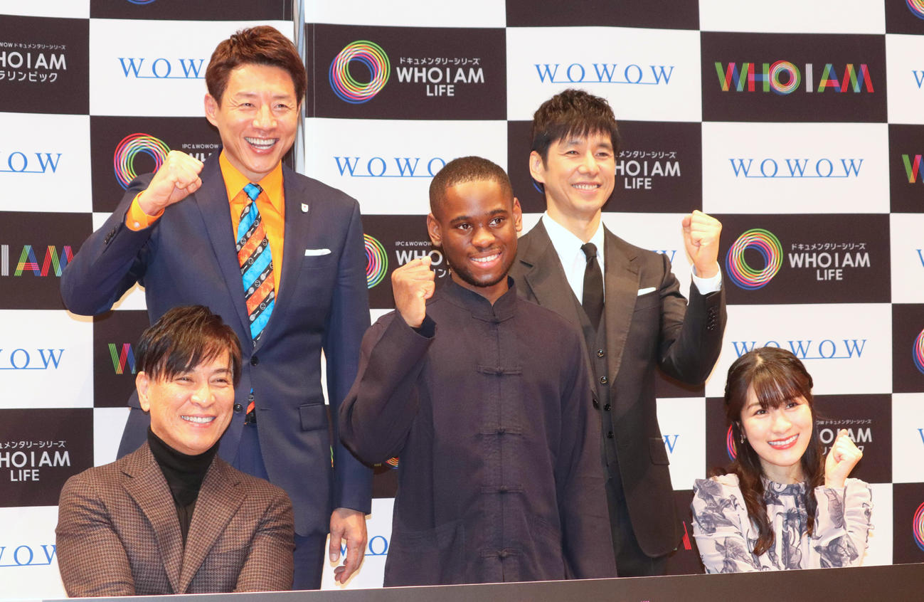 国際パラ委員会とWOWOWの共同プロジェクト「『WHO I AM』新シーズン記念トークイベント」に登壇した、左から陸上パラの伊藤智也選手、松岡修造、マイケル・ハウウェル氏、西島秀俊、猪狩ともか（2023年1月撮影）