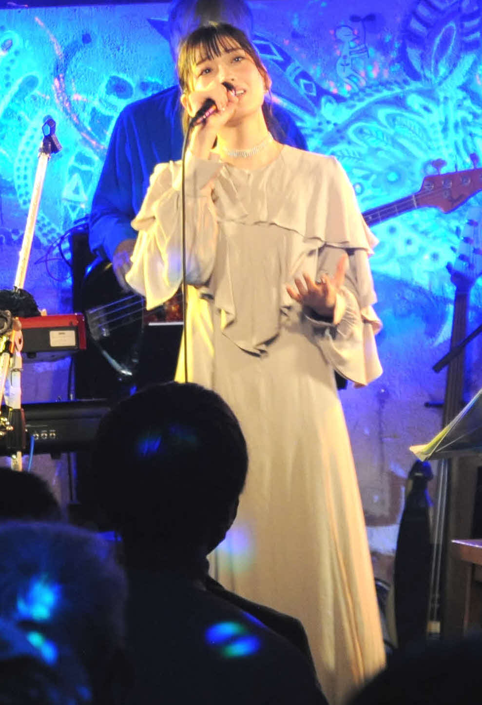 初のワンマンライブで歌う歌手の花耶（撮影・松尾幸之介）　