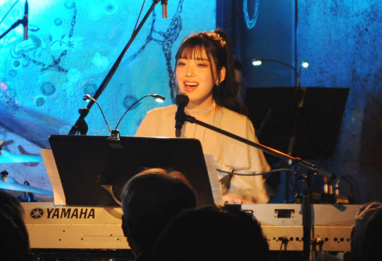 初のワンマンライブで弾き語りを披露した歌手の花耶（撮影・松尾幸之介）　