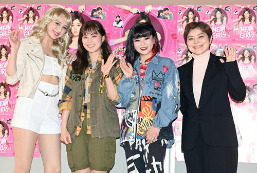 ミュージカル「MEAN GIRLS」の初日前会見で笑顔で記念撮影に納まる、左から石田ニコル、生田絵梨花、田村芽実、演出・上演台本・翻訳を務める小林香さん（撮影・たえ見朱実）