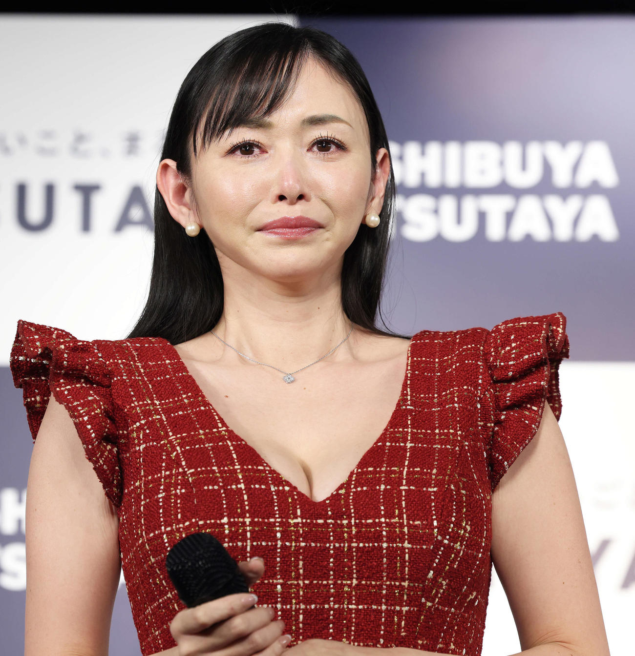 記者の質問に、涙を流しながら答える杉原杏璃（撮影・河田真司）