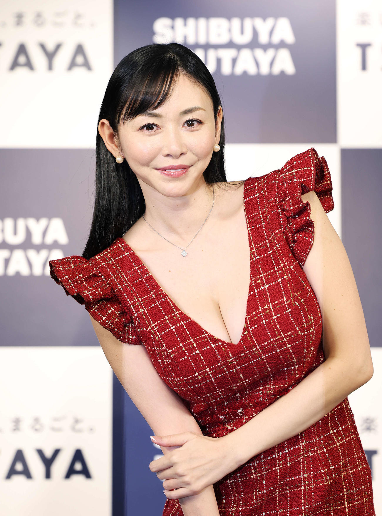ポーズを決め写真に納まる杉原杏璃（撮影・河田真司）