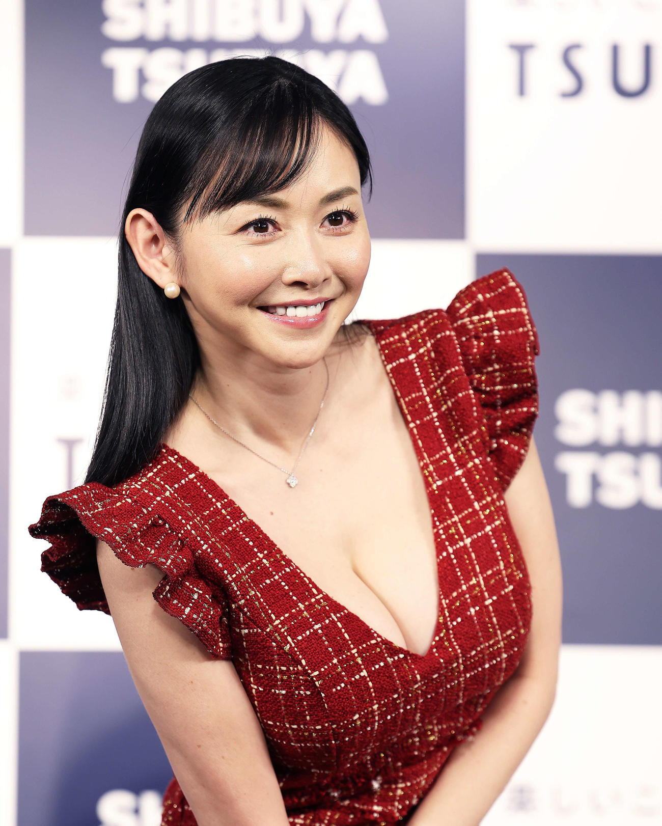 ポーズを決め写真に納まる杉原杏璃（撮影・河田真司）