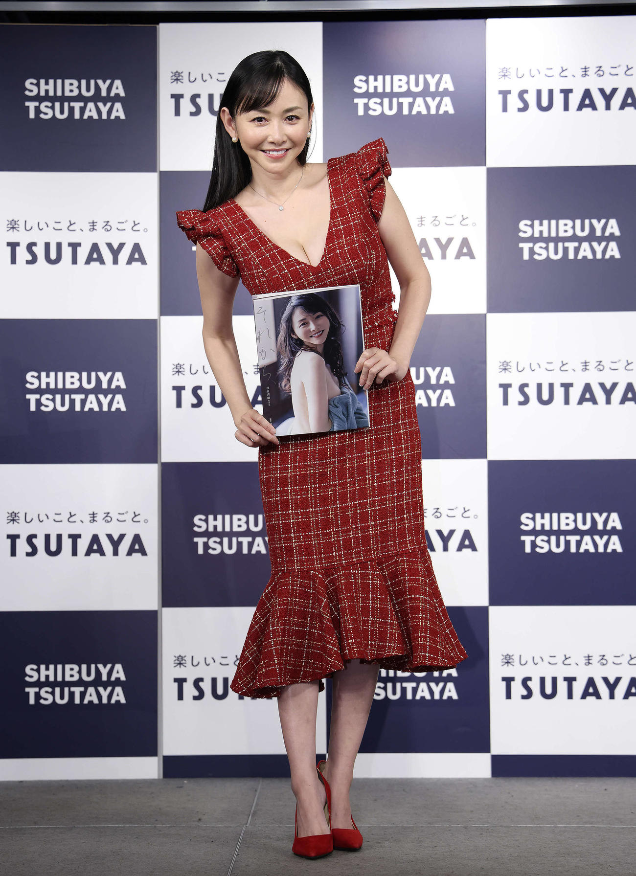 最新写真集「それから」を手に写真に納まる杉原杏璃（撮影・河田真司）