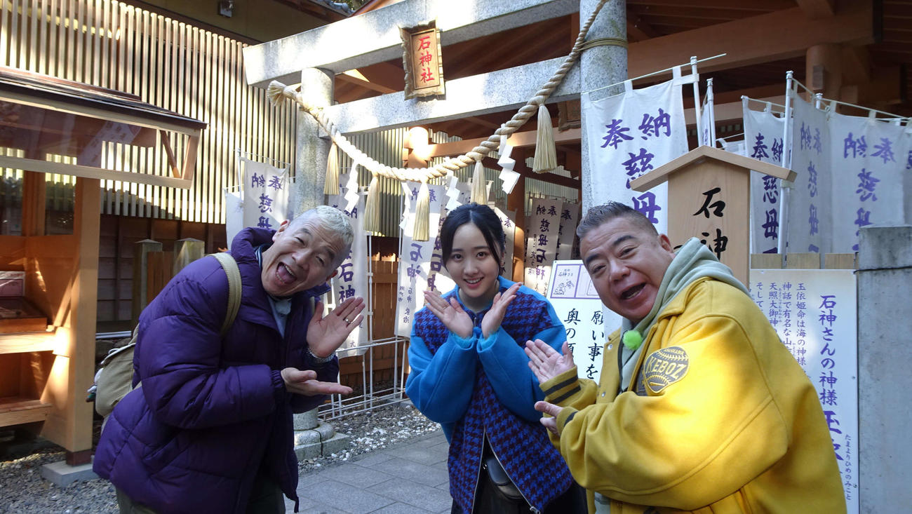 テレビ朝日系旅番組「ウド＆出川の子ども地図ツアーin伊勢志摩　観光客が知らないスポットを旅してゴメン」に出演する、左から出川哲朗、本田望結、ウド鈴木