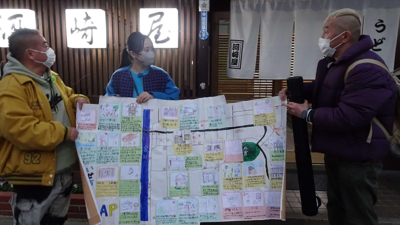 テレビ朝日系旅番組「ウド＆出川の子ども地図ツアーin伊勢志摩　観光客が知らないスポットを旅してゴメン」に出演する、左から出川哲朗、本田望結、ウド鈴木