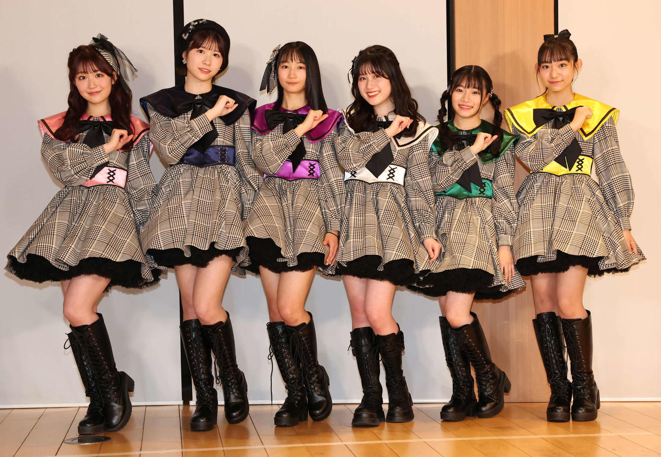 SUPER☆GiRLSの新メンバーお披露目会見でポーズを決める、左からリーダーの阿部夢梨、鎌田彩樺、柏綾菜、河村果歩、櫻井陽夏、羽渕花恋（撮影・丹羽敏通）