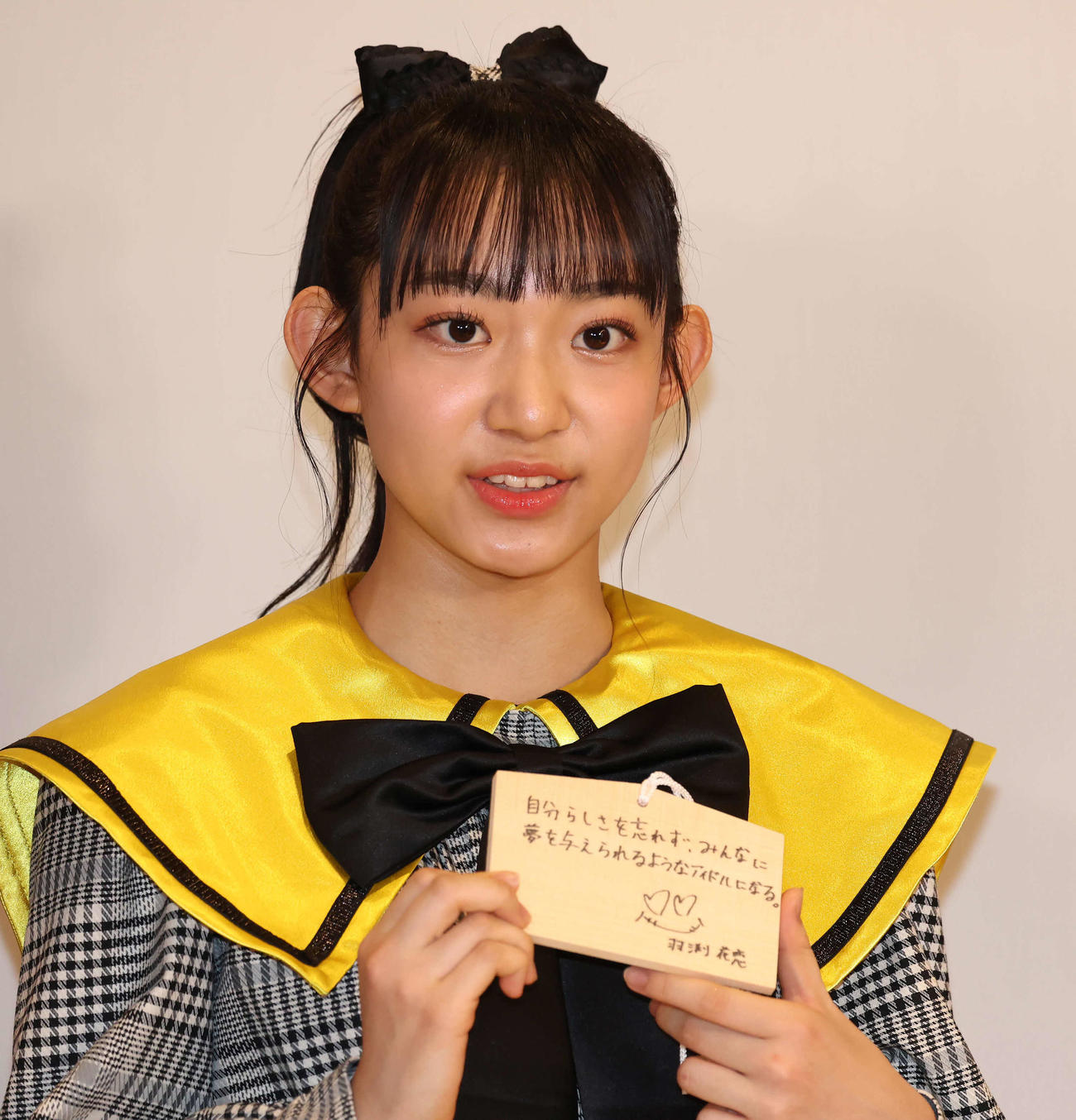 絵馬を手に抱負を語る羽渕花恋（撮影・丹羽敏通）