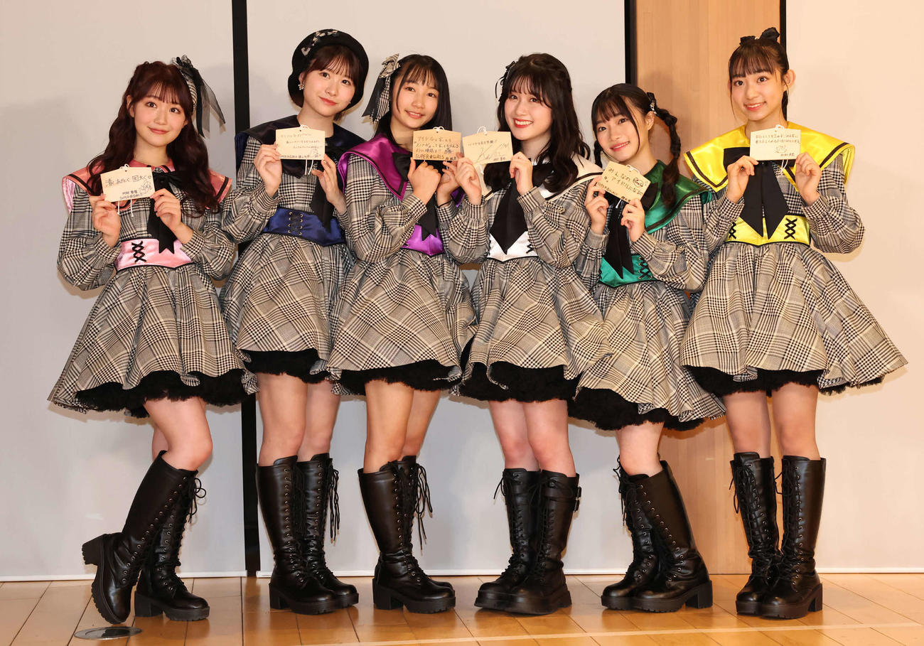 SUPER☆GiRLSの新メンバーお披露目会見で絵馬を手に写真に納まる、左からリーダーの阿部夢梨、鎌田彩樺、柏綾菜、河村果歩、櫻井陽夏、羽渕花恋（撮影・丹羽敏通）