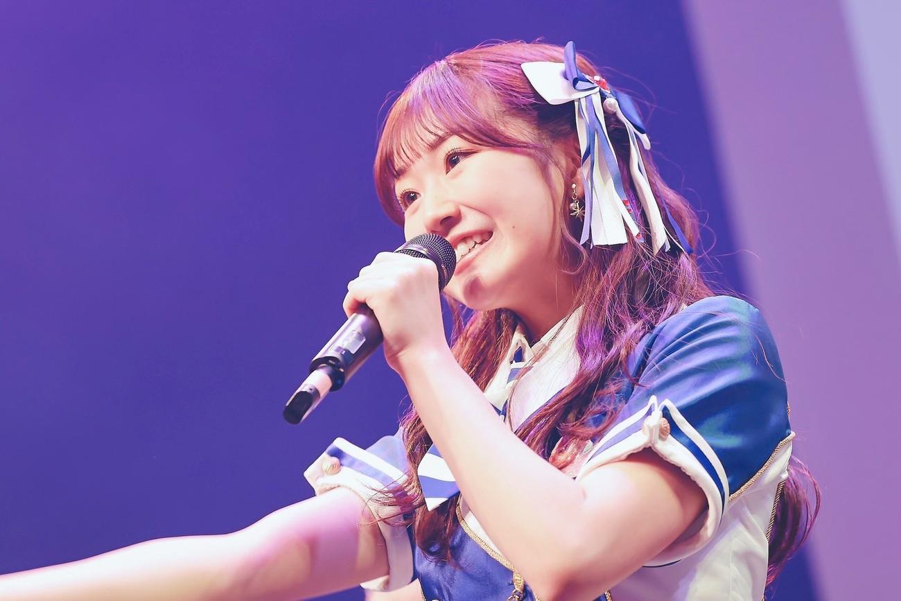 「第6章　お披露目ライブ」で熱唱するSUPER☆GiRLS6代目リーダーの阿部夢梨（C）エイベックス