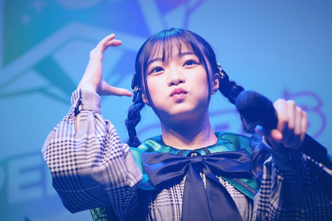「第6章　お披露目ライブ」で熱唱するSUPER☆GiRLS6期生の櫻井陽夏（C）エイベックス