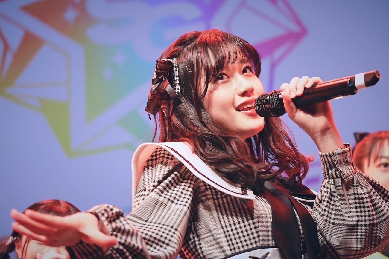 「第6章　お披露目ライブ」で熱唱するSUPER☆GiRLS6期生の河村果歩（C）エイベックス
