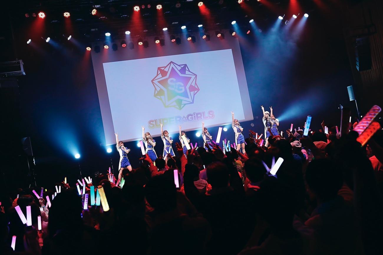 「第6章　お披露目ライブ」で熱唱するSUPER☆GiRLS（C）エイベックス