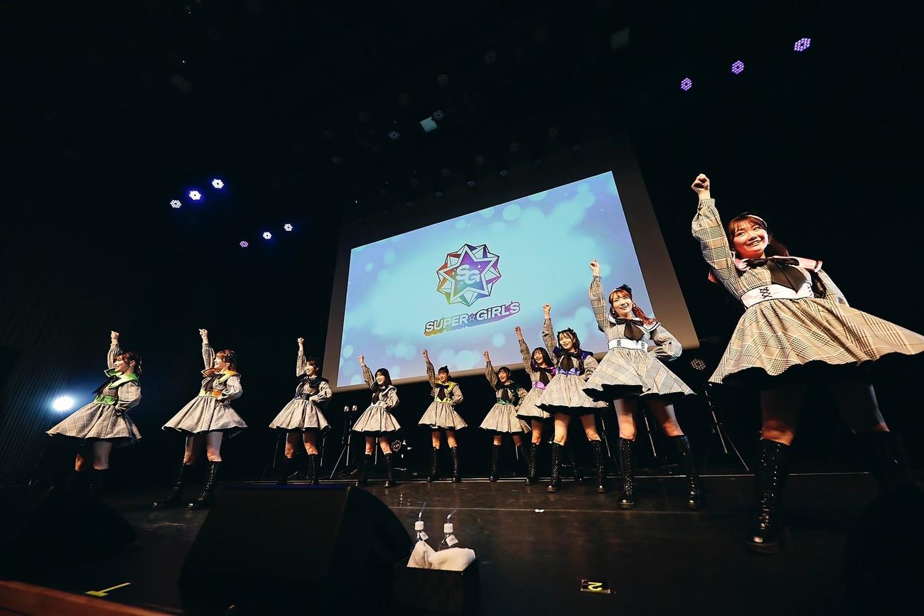 「第6章　お披露目ライブ」で熱唱するSUPER☆GiRLS（C）エイベックス