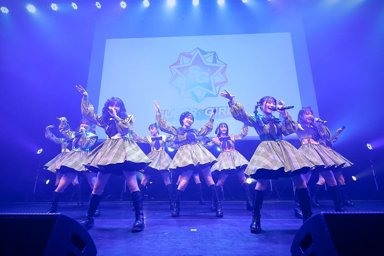 「第6章　お披露目ライブ」で熱唱するSUPER☆GiRLS（C）エイベックス
