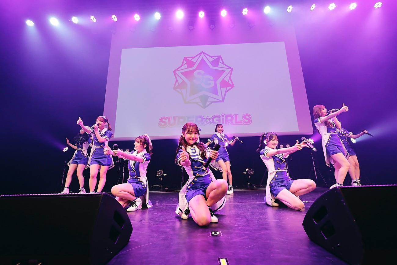 「第6章　お披露目ライブ」で熱唱するSUPER☆GiRLS（C）エイベックス