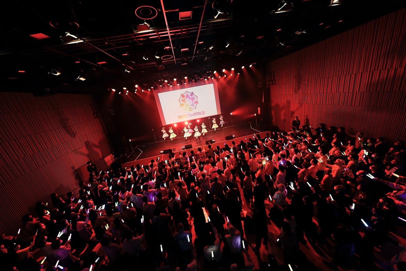 「第6章　お披露目ライブ」で熱唱するSUPER☆GiRLS（C）エイベックス