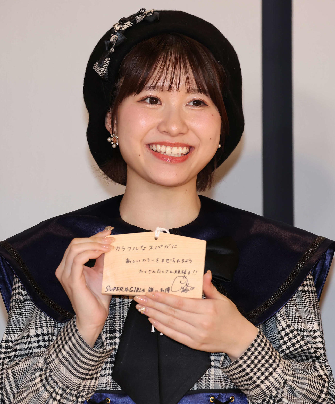 絵馬を手に抱負を語る鎌田彩樺（撮影・丹羽敏通）