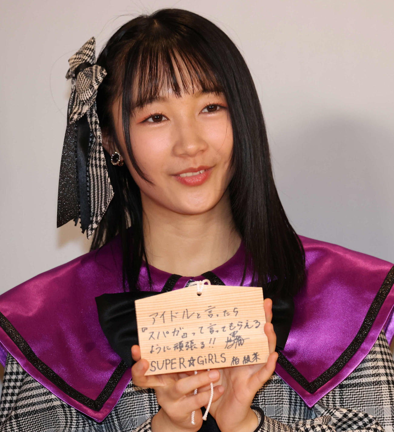 絵馬を手に抱負を語る柏綾菜（撮影・丹羽敏通）