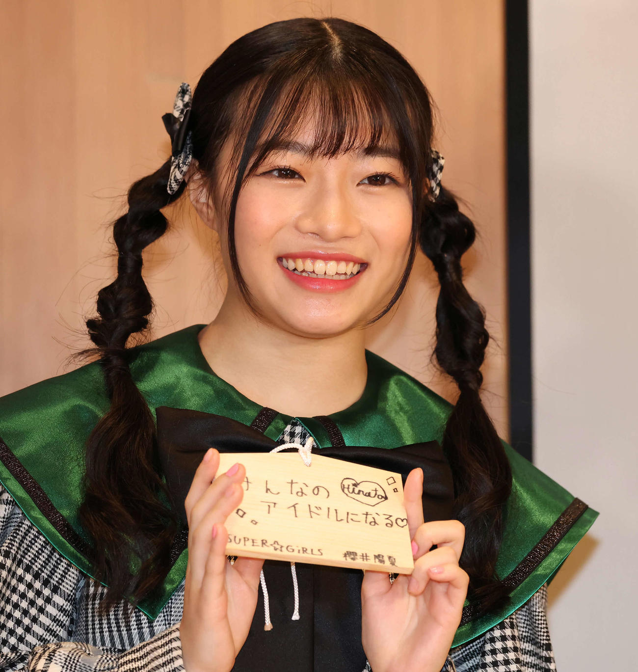 絵馬を手に抱負を語る櫻井陽夏（撮影・丹羽敏通）