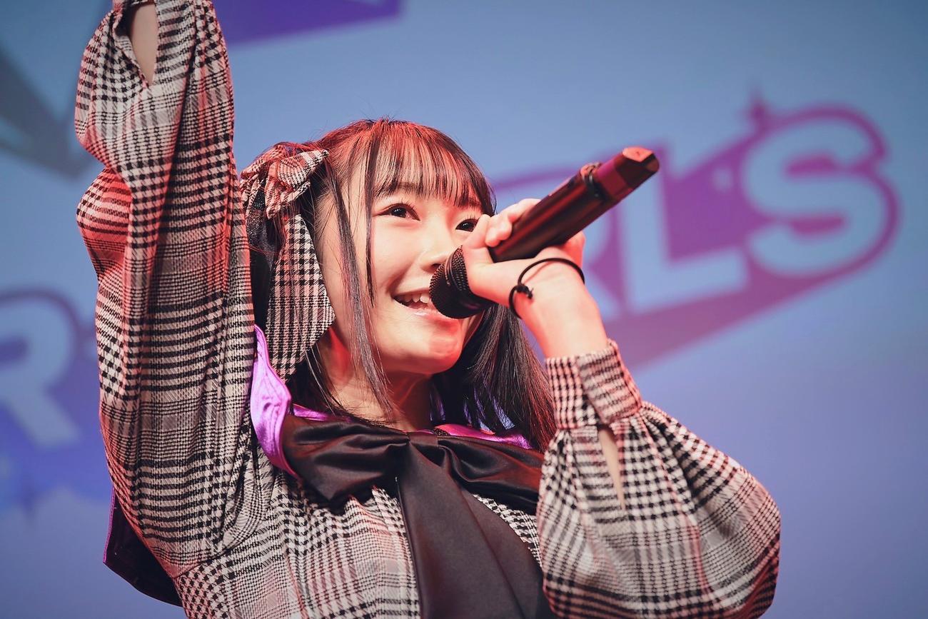 「第6章　お披露目ライブ」で熱唱するSUPER☆GiRLS6期生の柏綾菜（C）エイベックス