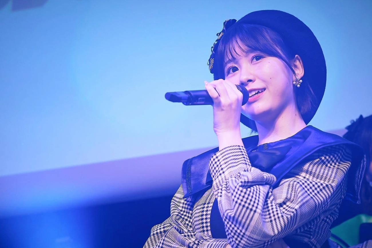 「第6章　お披露目ライブ」で熱唱するSUPER☆GiRLS6期生の鎌田彩樺（C）エイベックス