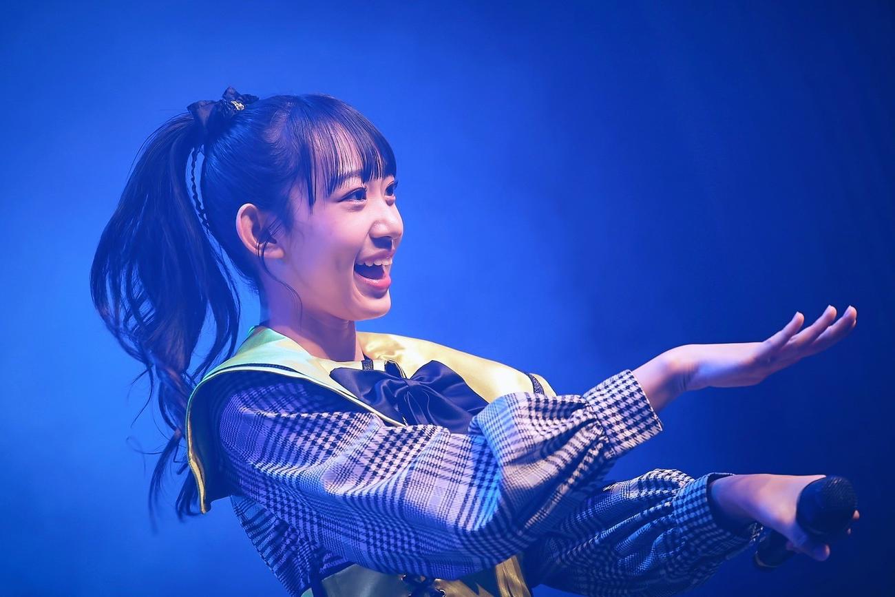 「第6章　お披露目ライブ」で熱唱するSUPER☆GiRLS6期生の羽渕花恋（C）エイベックス