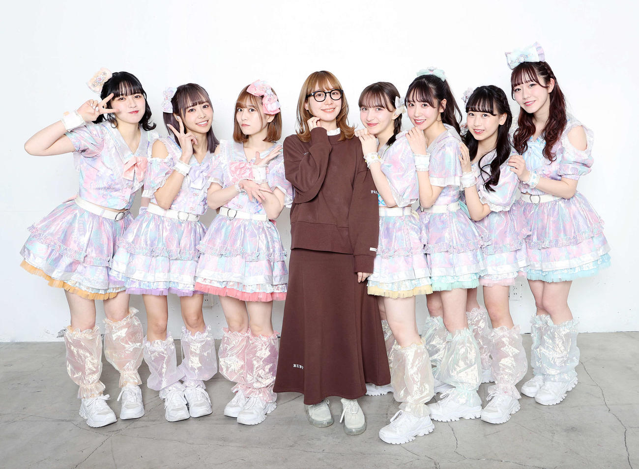 写真に納まるFRUITS ZIPPER、左から鎮西寿々歌、仲川瑠夏、月足天音、木村ミサ氏、早瀬ノエル、櫻井優衣、松本かれん、真中まな（撮影・鈴木正人）