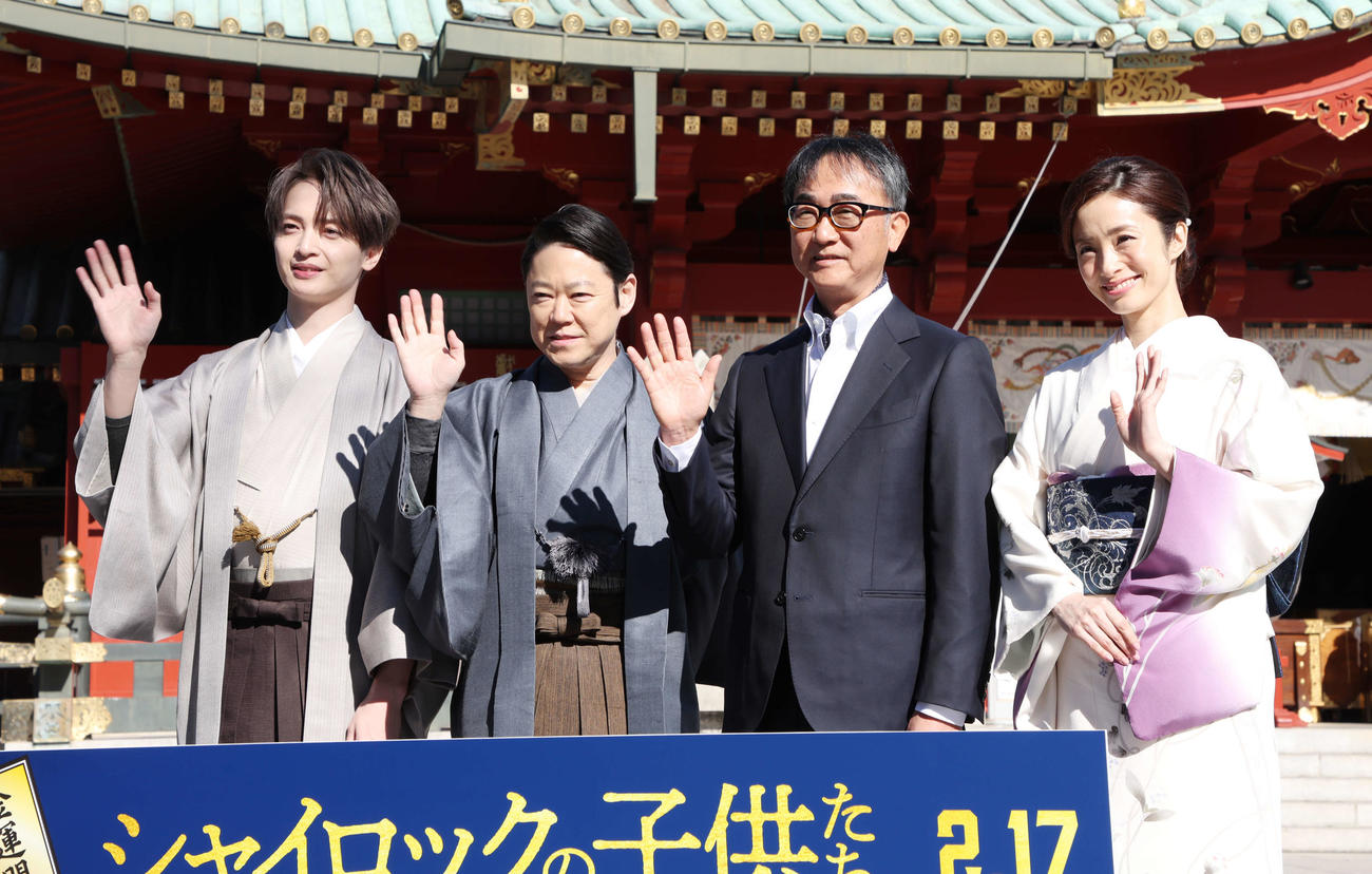 映画「シャイロックの子供たち」公開直前イベントで神田明神で記念撮影する登壇者。左から玉森裕太、阿部サダヲ、池井戸潤氏、上戸彩（撮影・宮地輝）