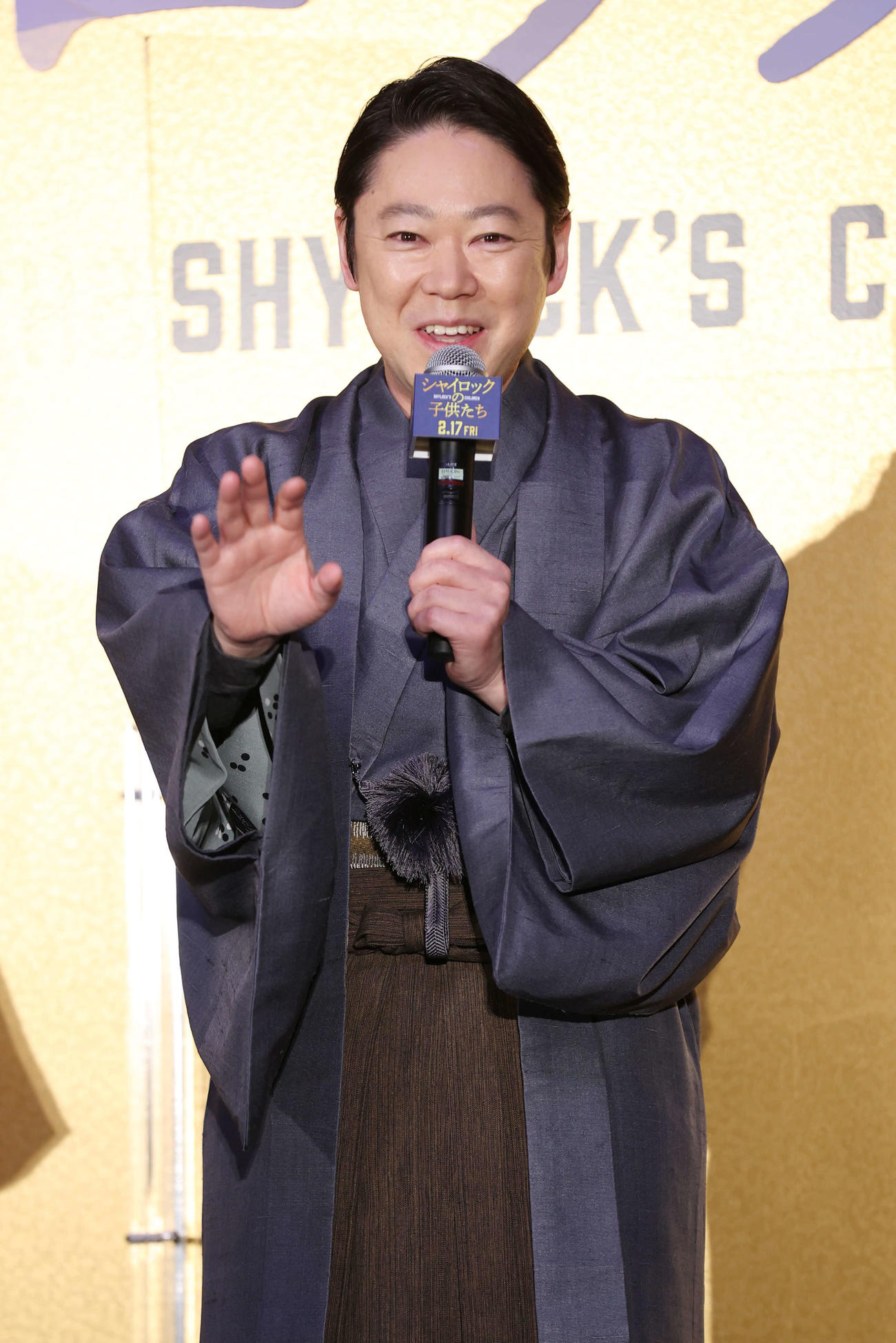 映画「シャイロックの子供たち」公開直前イベントでカメラを恥ずかしがる阿部サダヲ（撮影・宮地輝）