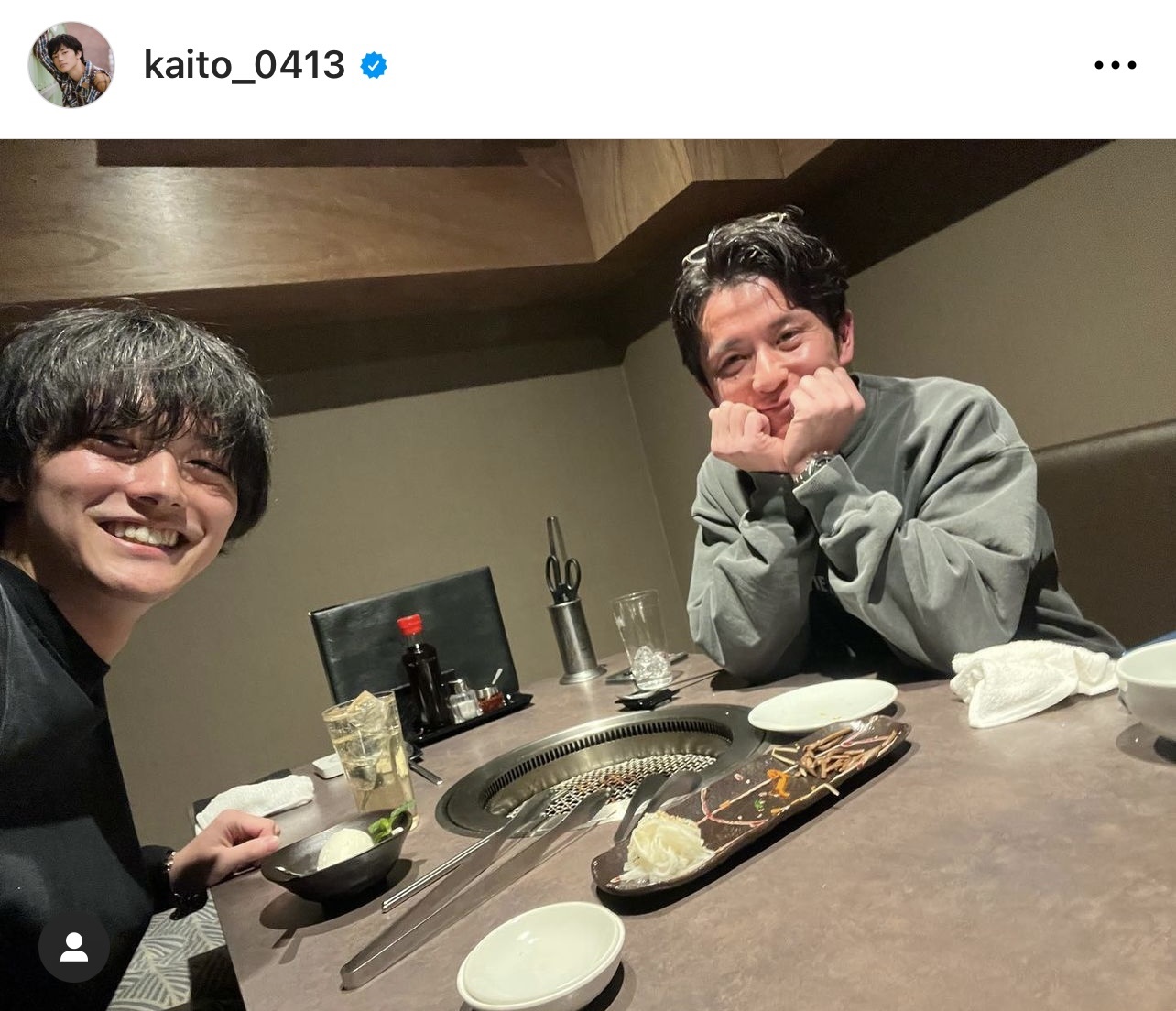 ポーズをとる藤森慎吾と笑顔の櫻井海音（櫻井海音のインスタグラムより）