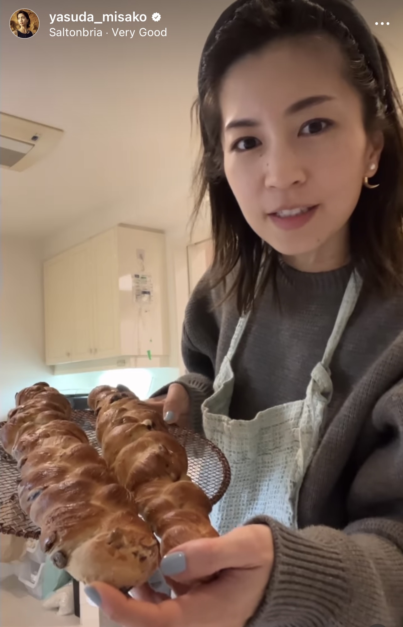 できあがったパンを見せる安田美沙子（安田美沙子のインスタグラムより）