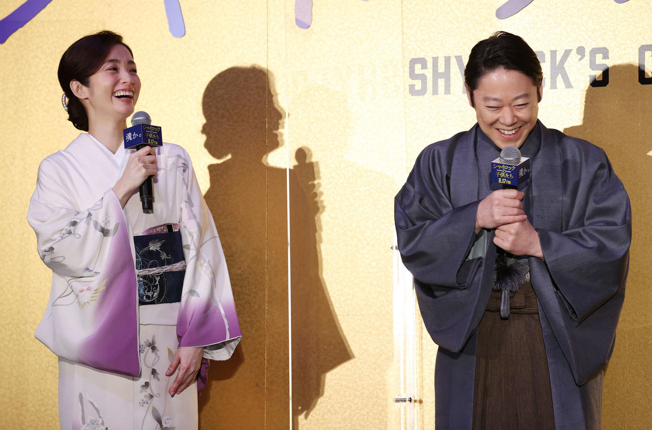 映画「シャイロックの子供たち」公開直前イベントで笑顔を見せる上戸彩（左）と阿部サダヲ（撮影・宮地輝）