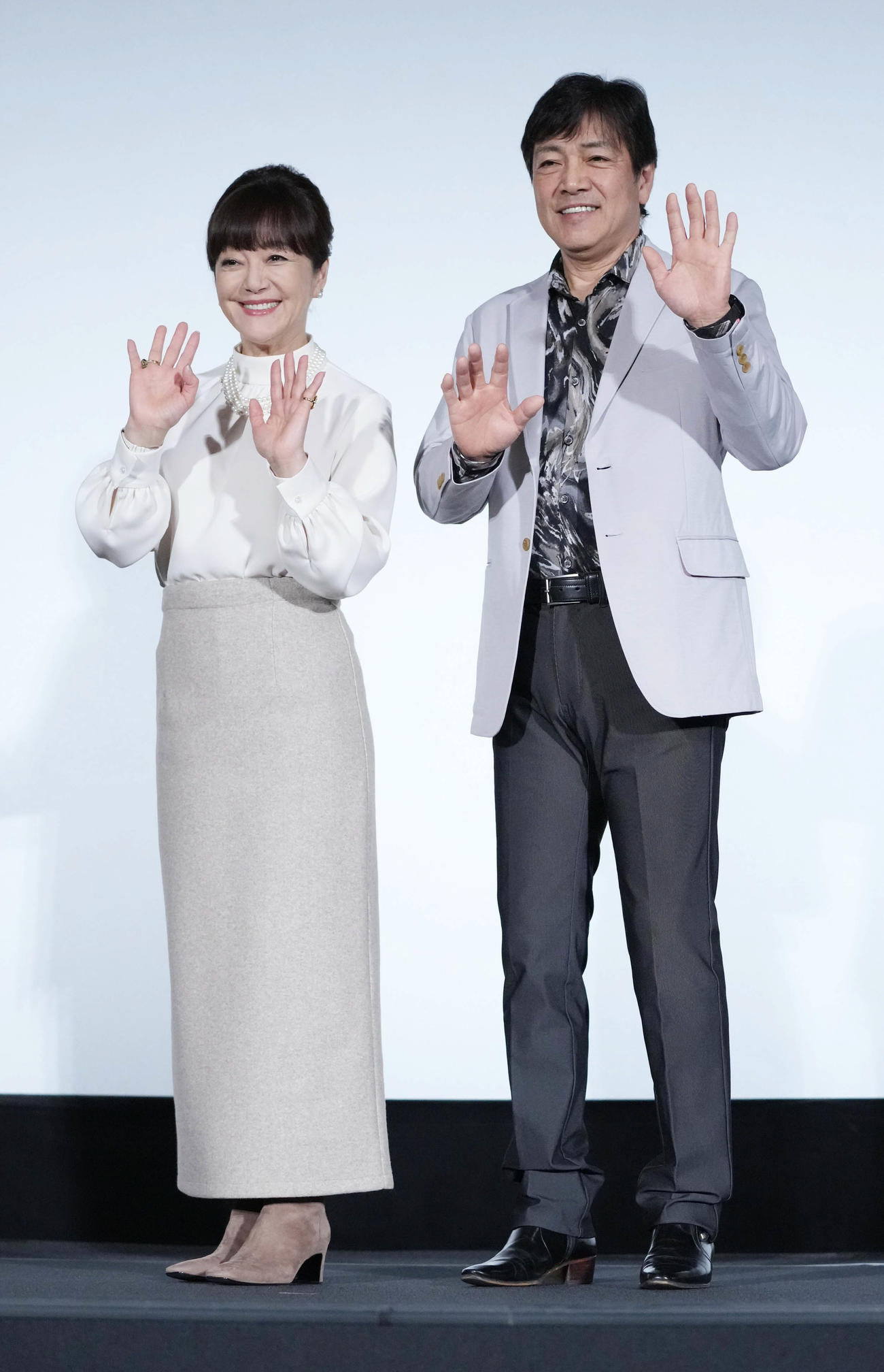 DVD＆ブルーレイ発売記念　DMV体感プレミアム上映会＆トークイベントで手を振る野口五郎（右）と岩崎宏美（撮影・小沢裕）
