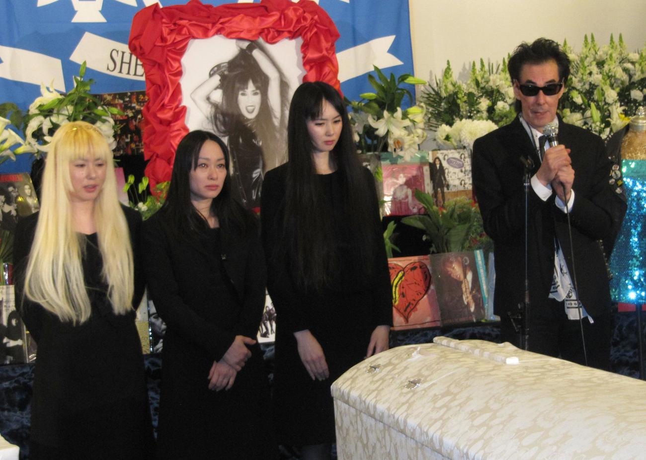 15年2月、故シーナさん葬儀・告別式で喪主のあいさつをする鮎川誠さん（右）。左から三女の知慧子さん、次女の純子さん、長女の陽子