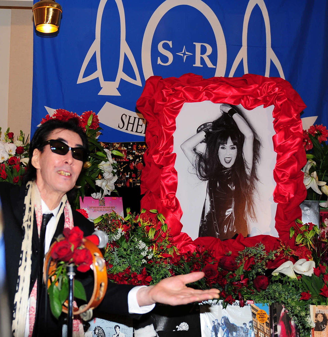 シーナさんの祭壇の前で弔問客に話しかける鮎川誠さん（15年2月18日）