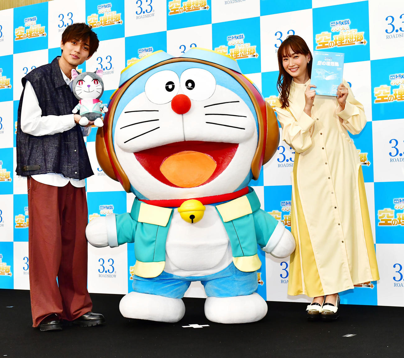 映画「どらえもん　のび太と空の理想郷」の公開アフレコで記念撮影に臨む、左から永瀬廉、どらえもん、藤本美貴（撮影・小沢裕）
