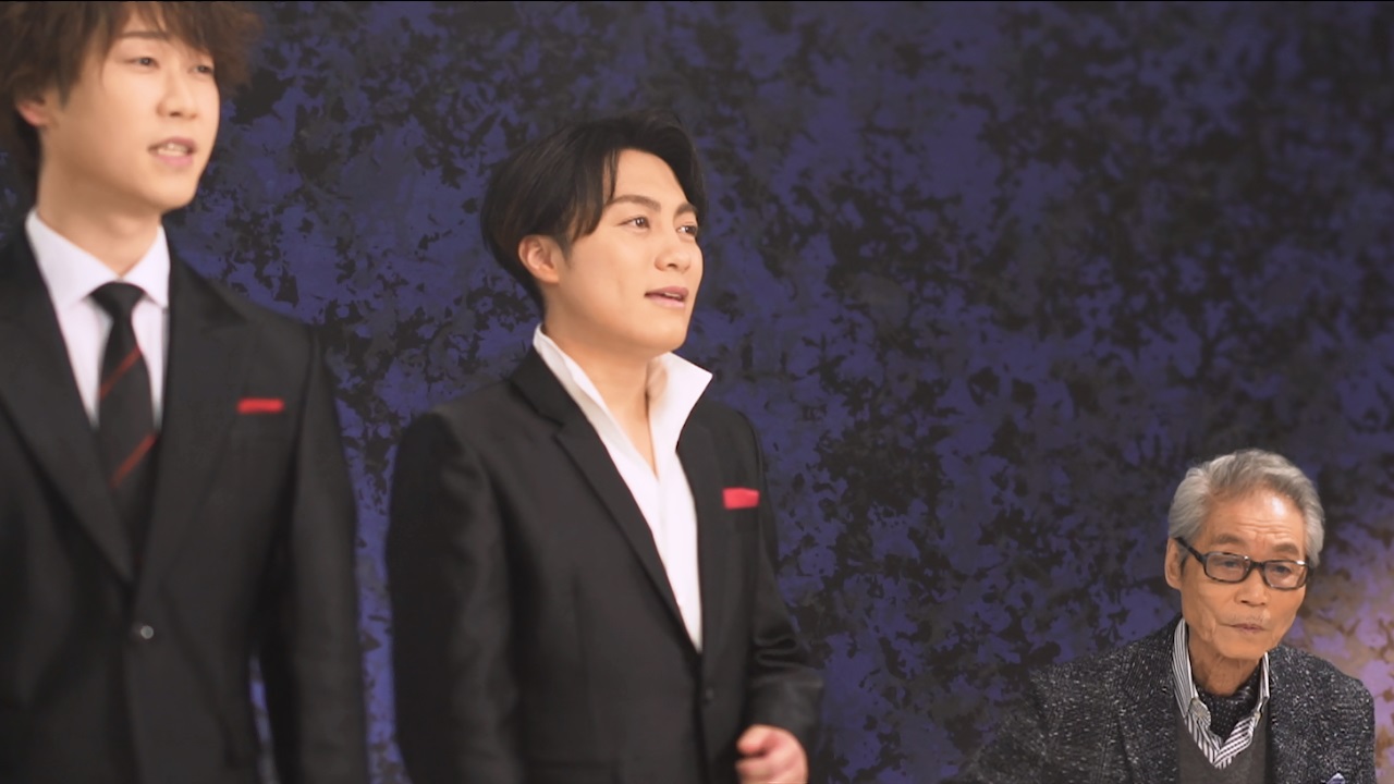 はやぶさの新曲「「外苑西通り」のMVに出演するヒカル（中）ヤマト（左）鶴岡雅義