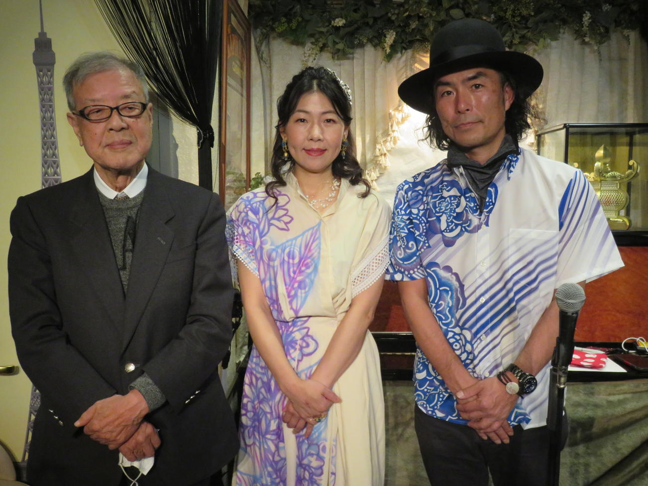 高橋樺子（中）と共に新曲「さっちゃんの聴診器」発表会見に出席した、作詞家もず唱平氏（左）と作曲家矢島敏氏