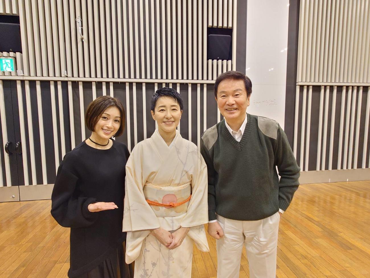 森田健作（右）のラジオ番組にゲスト出演した澤雪絵（中）とアシスタントの酒井法子