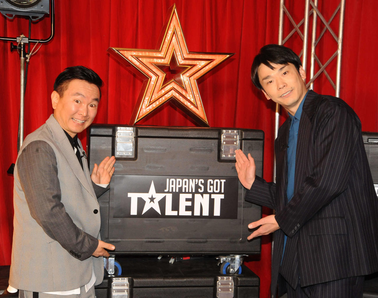 オーディション番組「Japan’s Got Talent」放送を前に取材に応じたお笑いコンビ、かまいたちの山内健司（左）と濱家隆一（撮影・松尾幸之介）