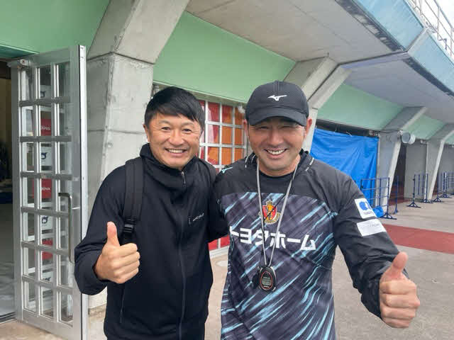 J1名古屋のキャンプを訪れ、先輩の長谷川健太監督（右）と笑顔で肩を組む武田修宏氏（本人提供）