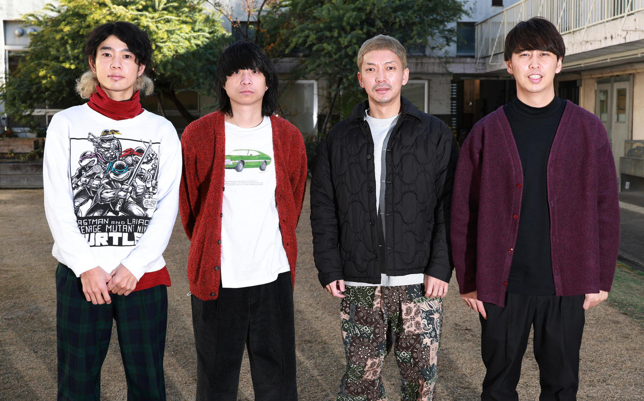 スペシャルコラボが実現した、左からクリープハイプ長谷川カオナシと尾崎世界観、ニューヨーク嶋佐和也と屋敷裕政（撮影・中島郁夫）