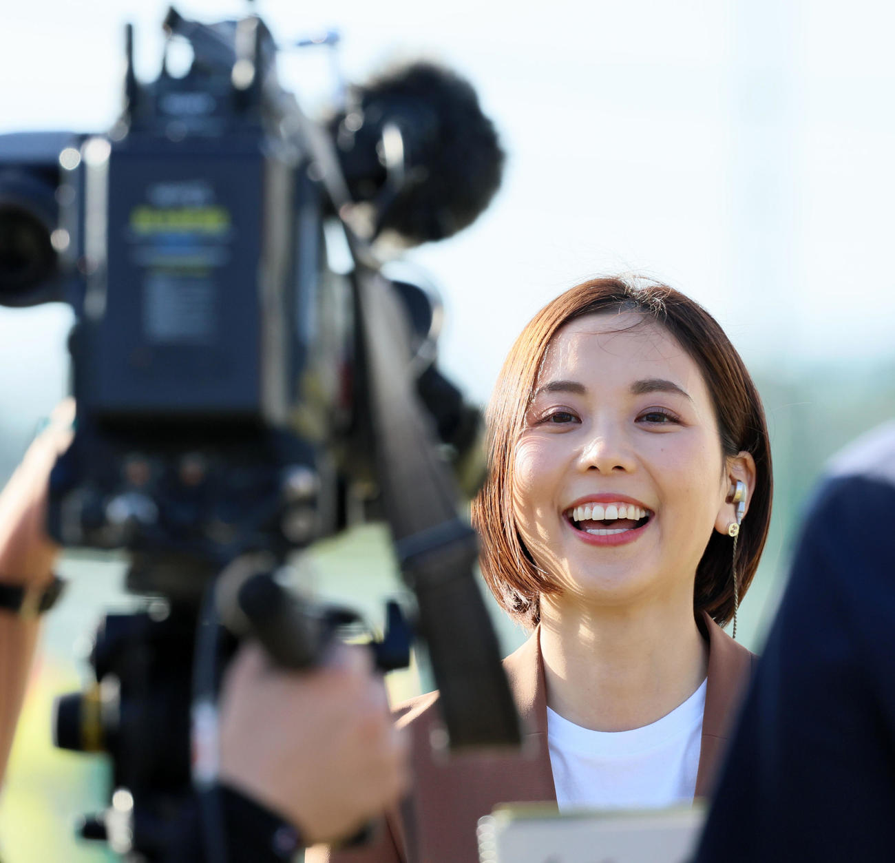宜野座村野球場でレポートを行うヒロド歩美アナウンサー（撮影・加藤哉）