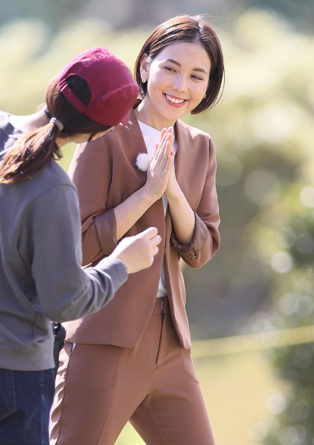 阪神キャンプを取材するヒロドアナウンサー（撮影・上山淳一）