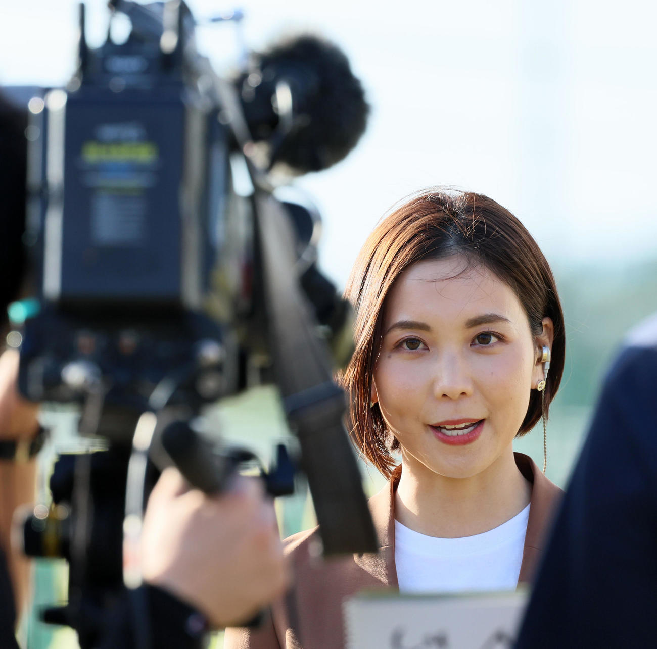 宜野座村野球場でレポートを行うヒロド歩美アナウンサー（撮影・加藤哉）