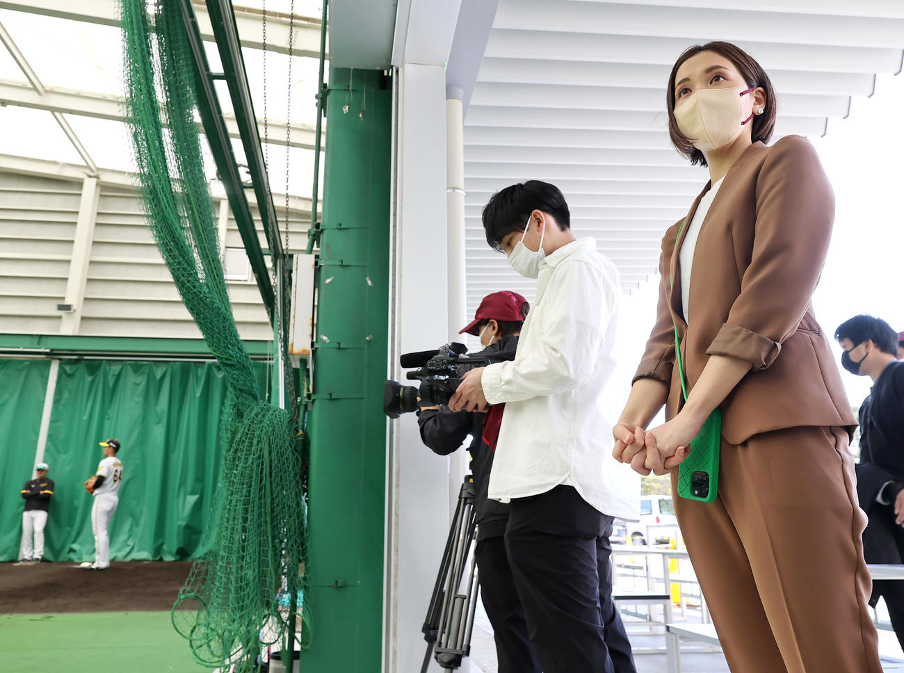 阪神キャンプを取材するヒロド歩美アナウンサー（撮影・上山淳一）