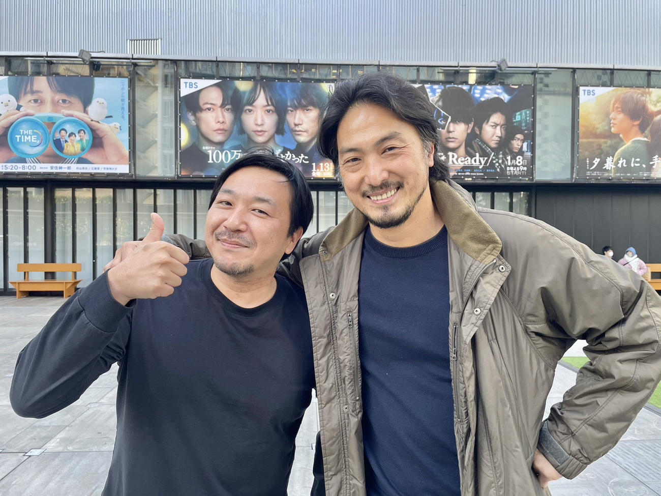 生島企画室がマネジメント担当する直木賞作家今村翔吾氏（左）と平岳大