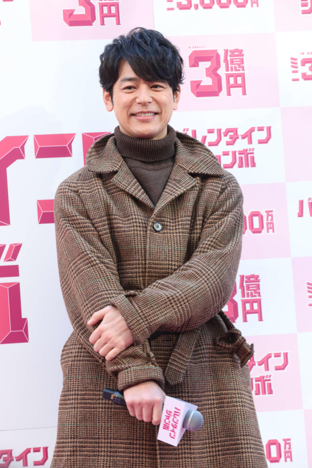 「バレンタインジャンボ宝くじ」「バレンタインジャンボミニ」発売記念イベントにバレンタインをイメージした衣装で登場した妻夫木聡（撮影・加藤理沙）